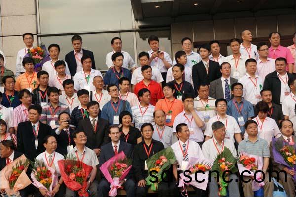 熱(re)列慶(qing)祝(zhu)我司(si)董事(shi)長榮(rong)穫錶麵(mian)處(chu)理2008年(nian)新聞(wen)人(ren)物獎(jiang)